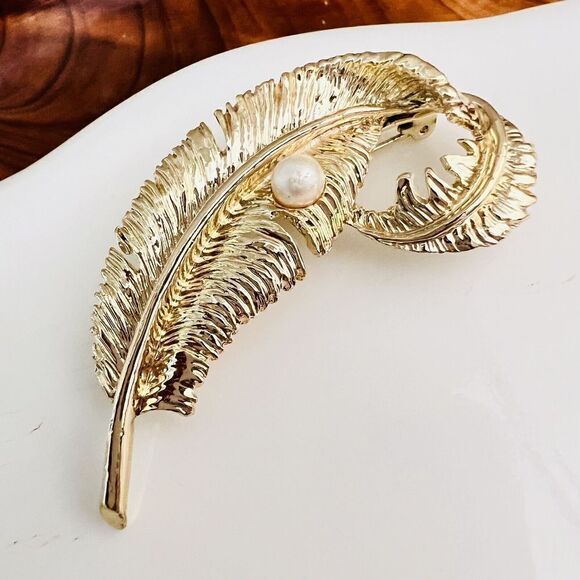 Vintage Gerry's Brooch Gold Tone Feather with Faux Pearl Signed 4152 - Picture 1 of 8